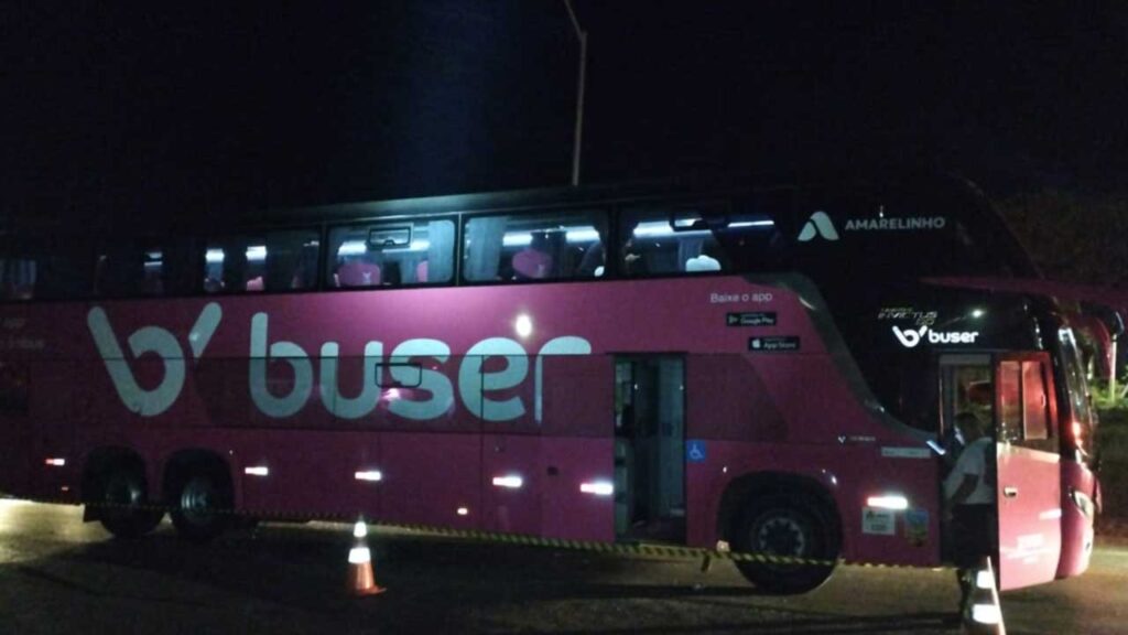 Colisão entre ônibus e carro na BR-040 em Paracatu termina com uma morte e um ferido