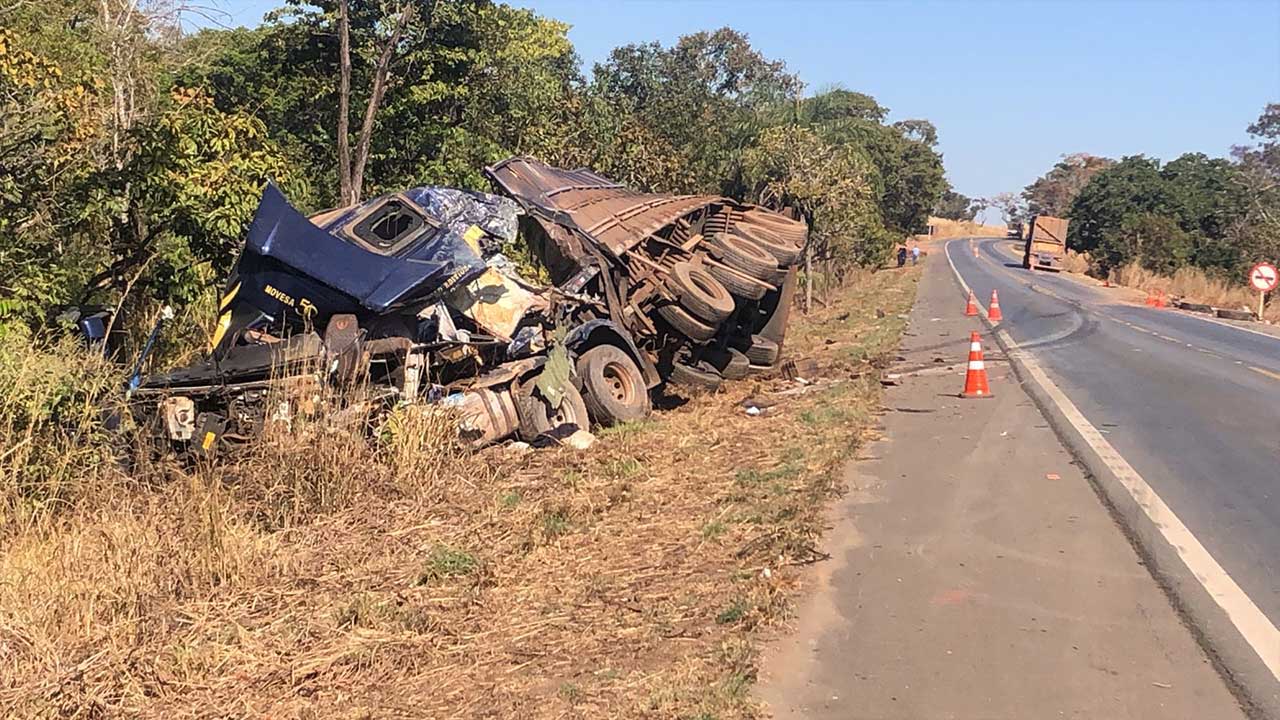 Motorista é arremessado em gravíssimo acidente entre carretas na BR-365 em João Pinheiro