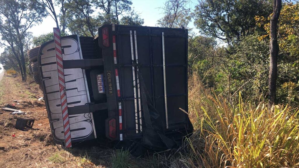 Motorista é arremessado em gravíssimo acidente entre carretas na BR-365 em João Pinheiro