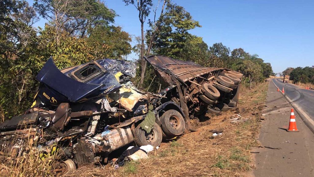 Motorista é arremessado em gravíssimo acidente entre carretas na BR-365 em João Pinheiro