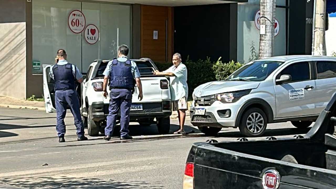 Veiculo com seguranças da Brinks se envolve em acidente no Centro de João Pinheiro