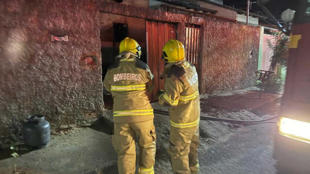 Vela usada para afastar pernilongos causa incêndio em quarto de crianças em João Pinheiro