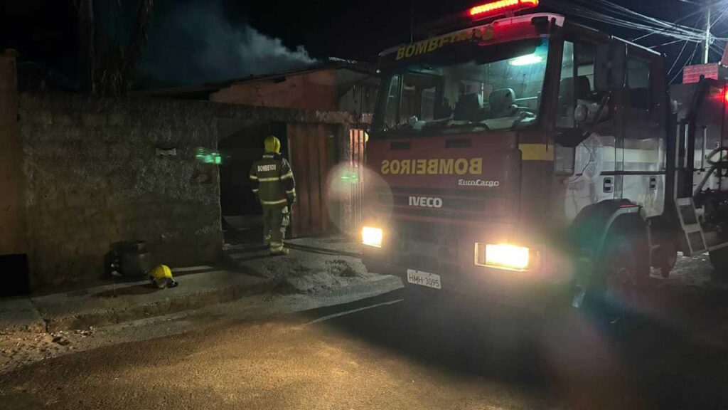 Vela usada para afastar pernilongos causa incêndio em quarto de crianças em João Pinheiro