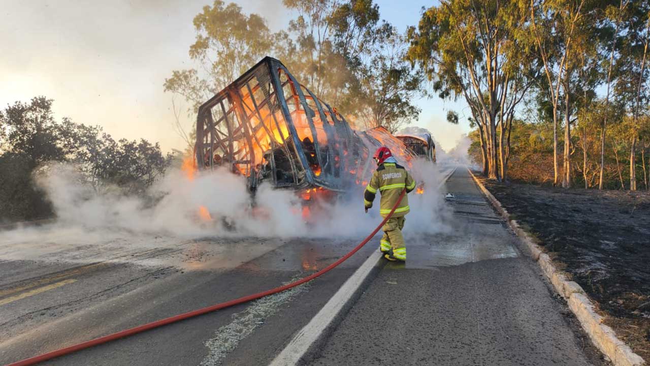 Caminhão carregado com tecido pega fogo na BR-365 em São Gonçalo do Abaeté 