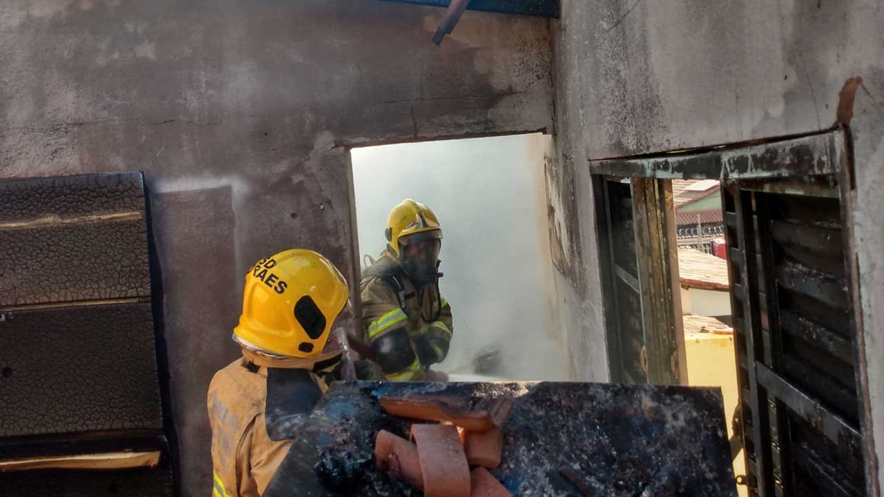 Casa fica destruída após incêndio no bairro Papagaio, em João Pinheiro