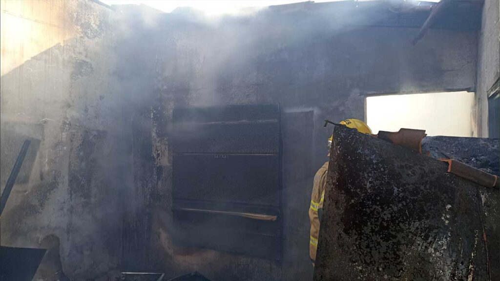 Casa fica destruída após incêndio no bairro Papagaio, em João Pinheiro