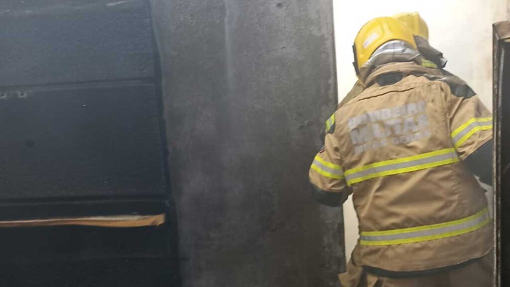 Casa fica destruída após incêndio no bairro Papagaio, em João Pinheiro