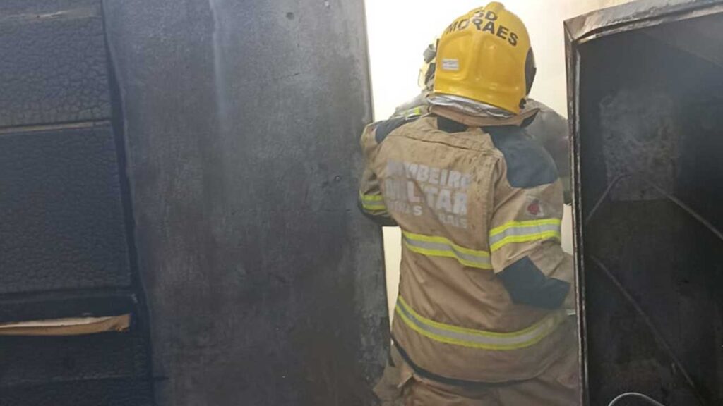 Casa fica destruída após incêndio no bairro Papagaio, em João Pinheiro