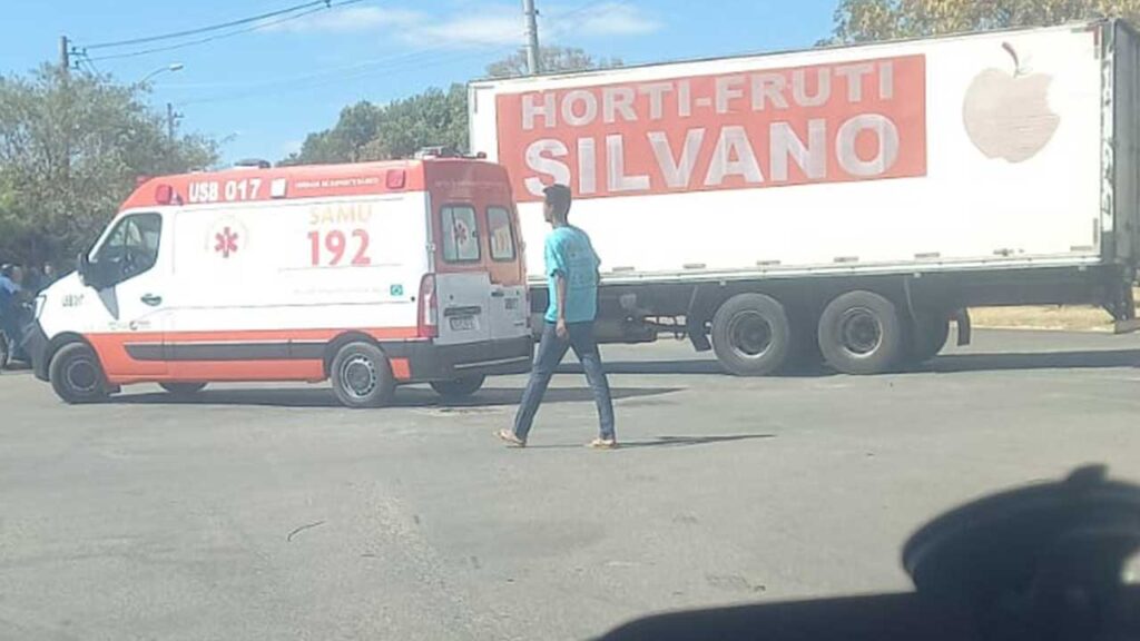 Motociclista vai parar debaixo de caminhão após ser atingida em cruzamento em João Pinheiro