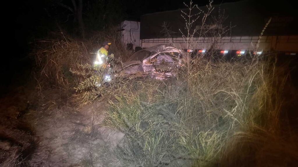 Colisão frontal entre carro e carreta resulta em morte de motorista e passageira na BR-040 em Lagoa Grande