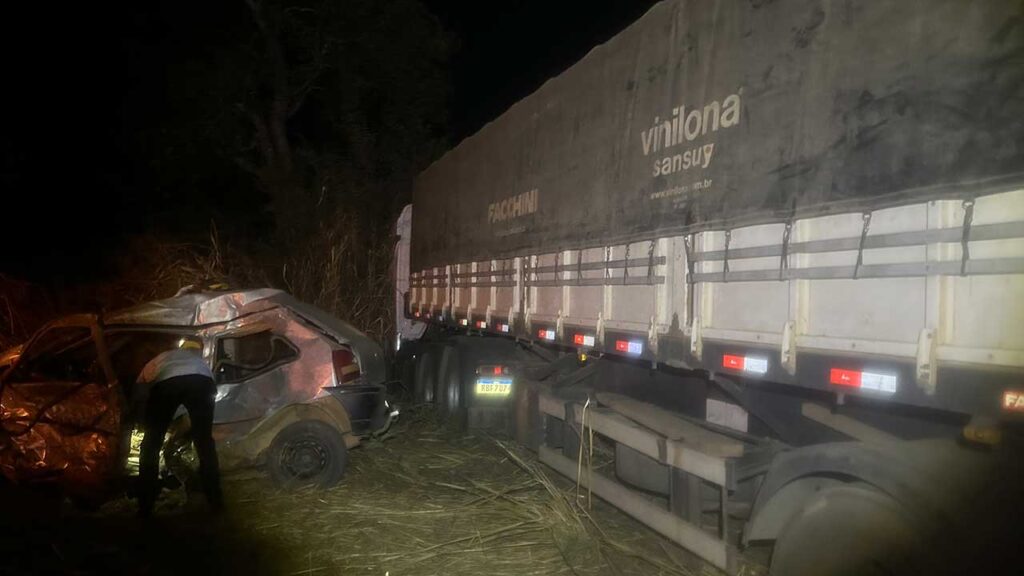 Colisão frontal entre carro e carreta resulta em morte de motorista e passageira na BR-040 em Lagoa Grande