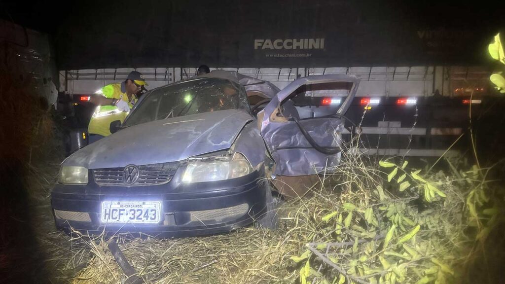 Colisão frontal entre carro e carreta resulta em morte de motorista e passageira na BR-040 em Lagoa Grande