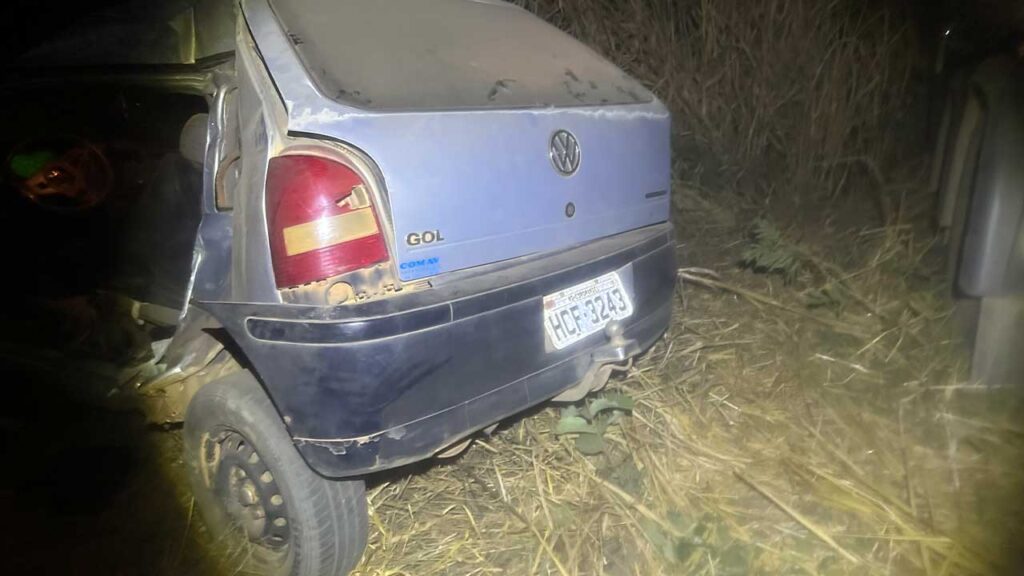 Colisão frontal entre carro e carreta resulta em morte de motorista e passageira na BR-040 em Lagoa Grande