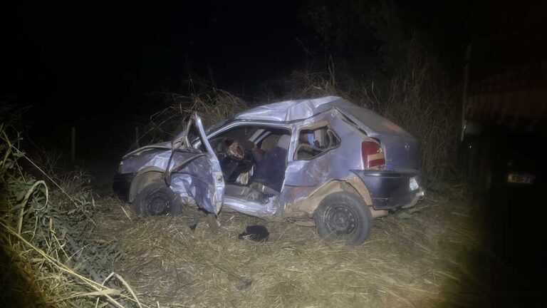 Colisão frontal entre carro e carreta resulta em morte de motorista e passageira na BR-040 em Lagoa Grande