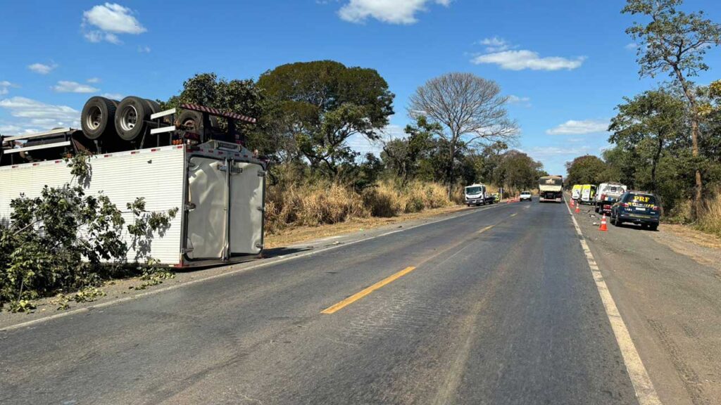 Caminhão para com as rodas para cima em acidente e carga de mamão é saqueada na BR-040 em Lagoa Grande