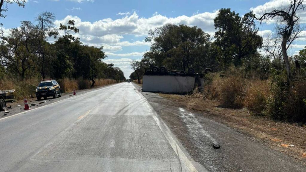 Caminhão para com as rodas para cima em acidente e carga de mamão é saqueada na BR-040 em Lagoa Grande