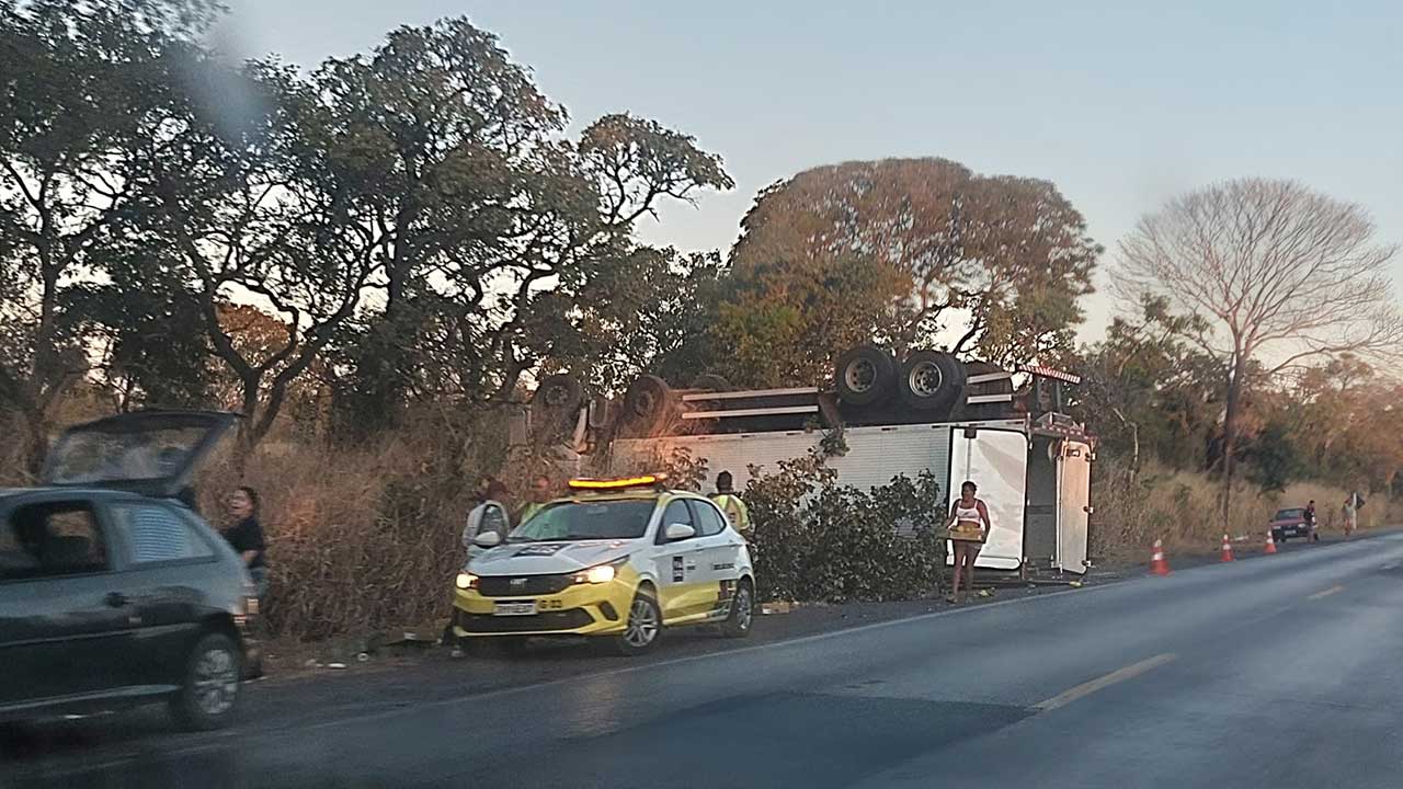 Caminhão para com as rodas para cima em acidente e carga de mamão é saqueada na BR-040 em Lagoa Grande