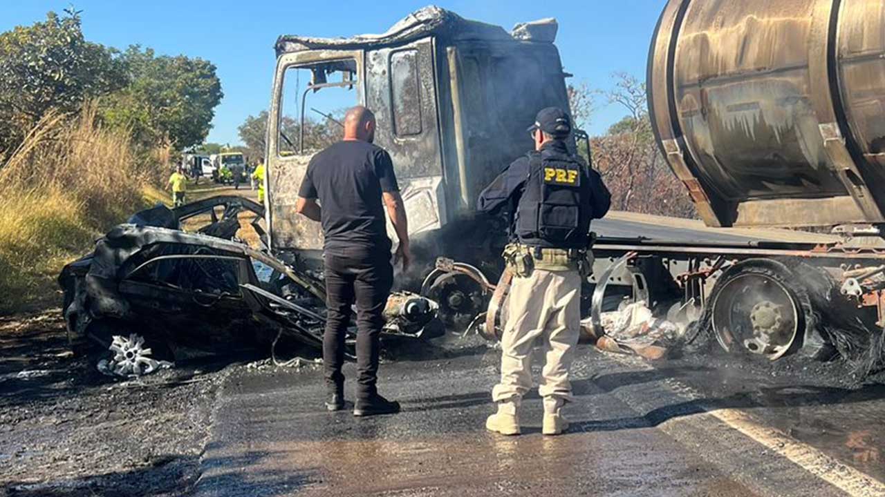 Carro pega fogo em acidente gravíssimo na BR-040 entre Cristalina e Luziânia; duas pessoas morreram