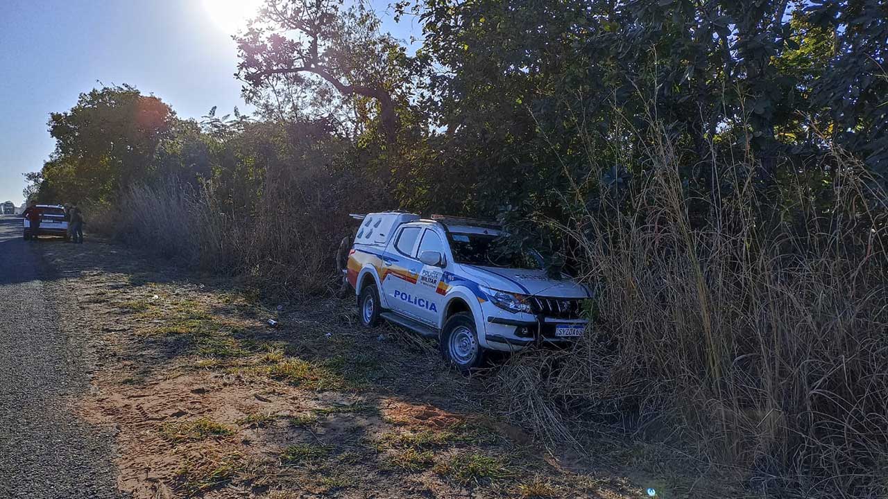 Caminhão faz ultrapassagem indevida e bate em viatura da Polícia Militar em João Pinheiro