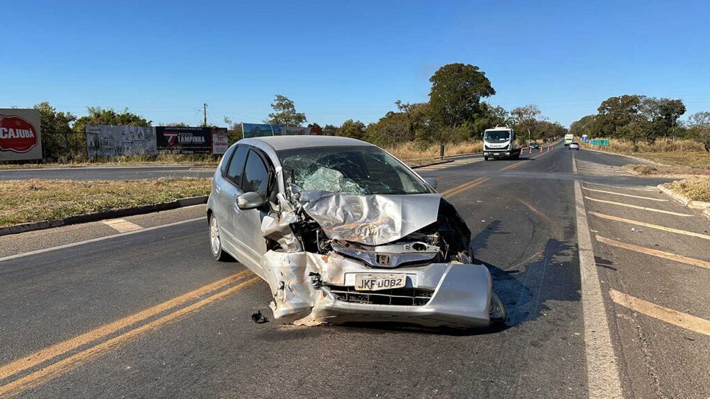 Motorista avança trevo da MG-410 com a BR-040 e causa acidente em Lagoa Grande