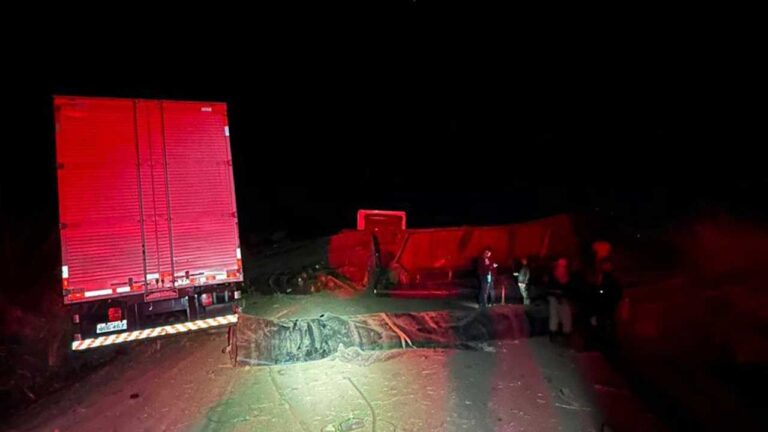 Acidente envolvendo três caminhões interdita a MG-410 entre a Serra da Bela Vista e São Pedro da Ponte Firme