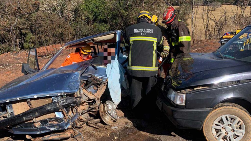 Motorista tem fratura exposta e fica preso às ferragens em acidente envolvendo três veículos na MG-410