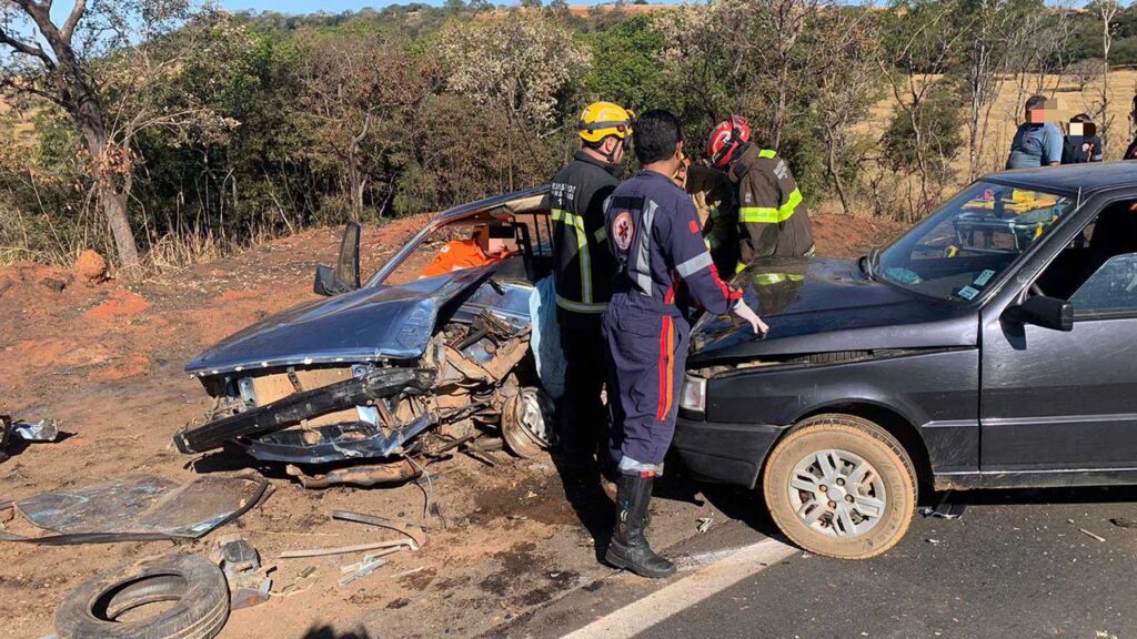 Motorista tem fratura exposta e fica preso às ferragens em acidente envolvendo três veículos na MG-410