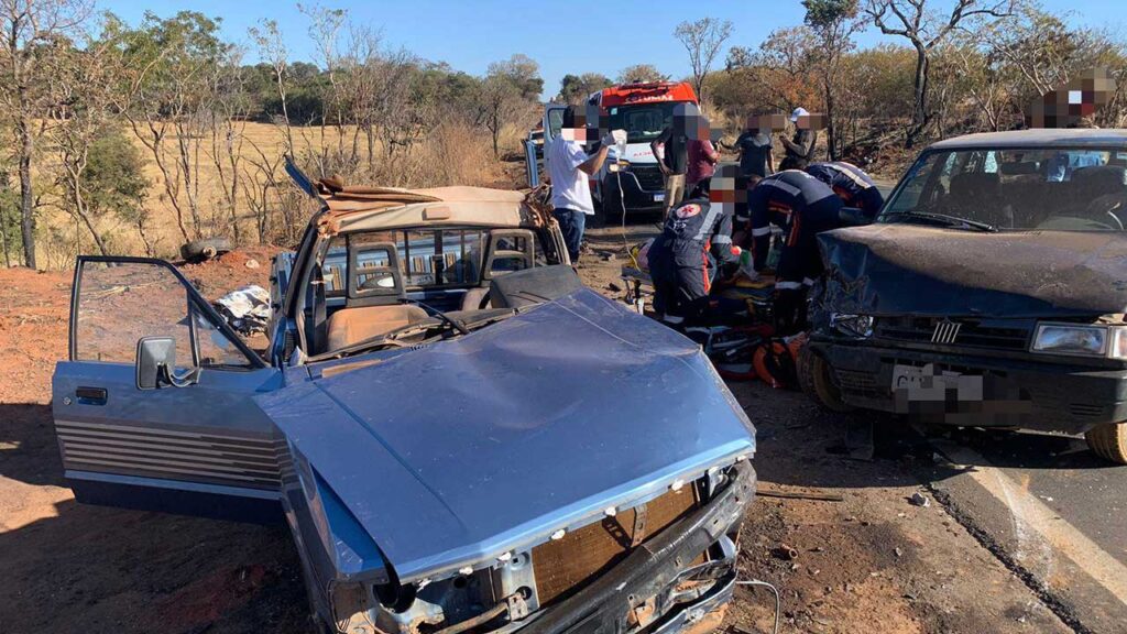 Motorista tem fratura exposta e fica preso às ferragens em acidente envolvendo três veículos na MG-410