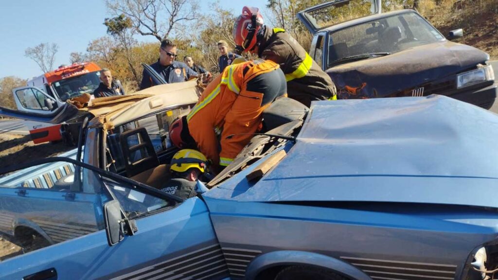 Motorista tem fratura exposta e fica preso às ferragens em acidente envolvendo três veículos na MG-410