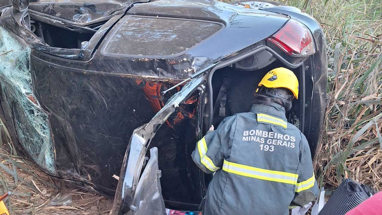 Duas pessoas ficam feridas após carro capotar e cair em ribanceira de 8 metros na BR-040 em João Pinheiro