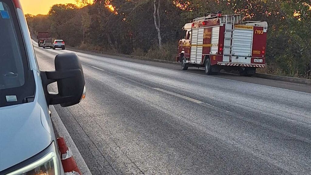 Duas pessoas ficam feridas após carro capotar e cair em ribanceira de 8 metros na BR-040 em João Pinheiro