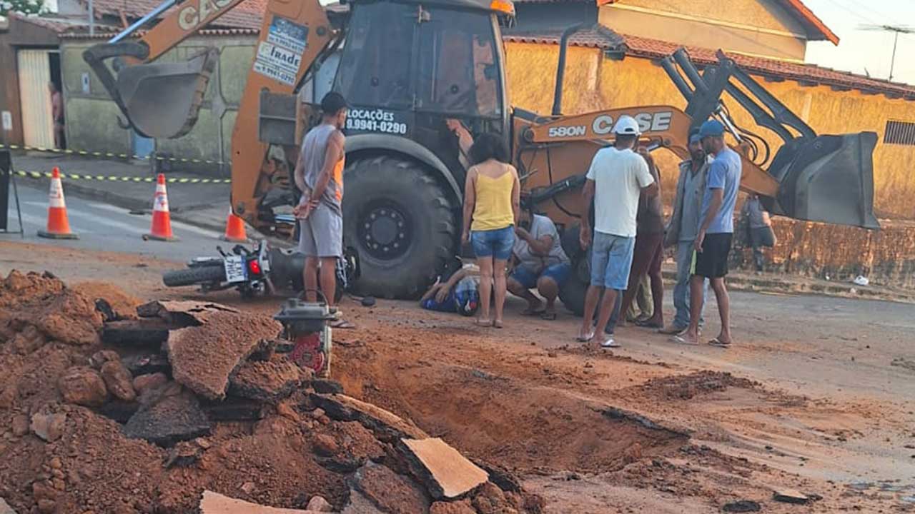 Motociclista fica ferido após avançar em rua interditada e bater em retroescavadeira em João Pinheiro