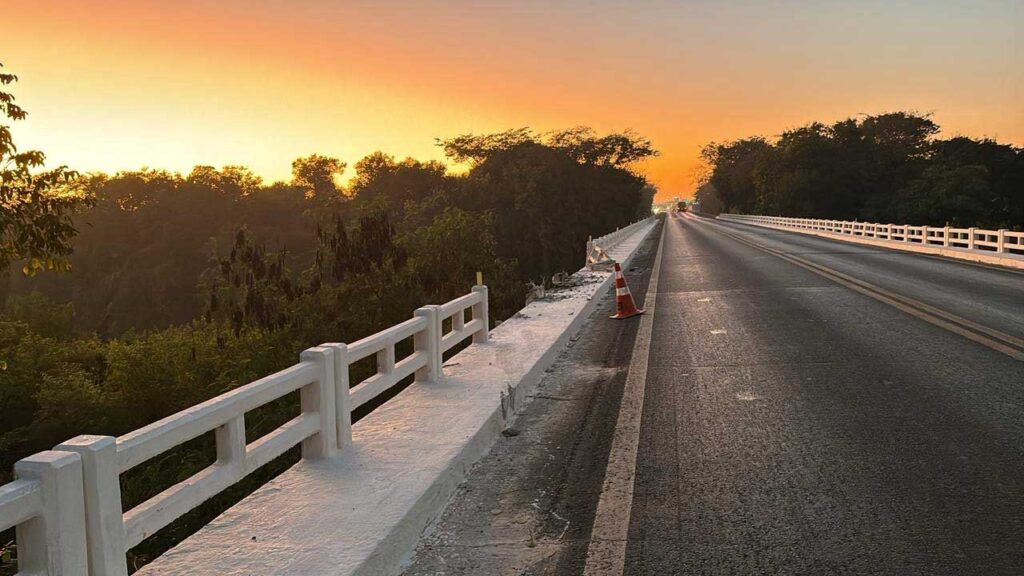 Caminhão cai no Rio Paracatu após acidente na BR-040; motorista sobrevive e é resgatado