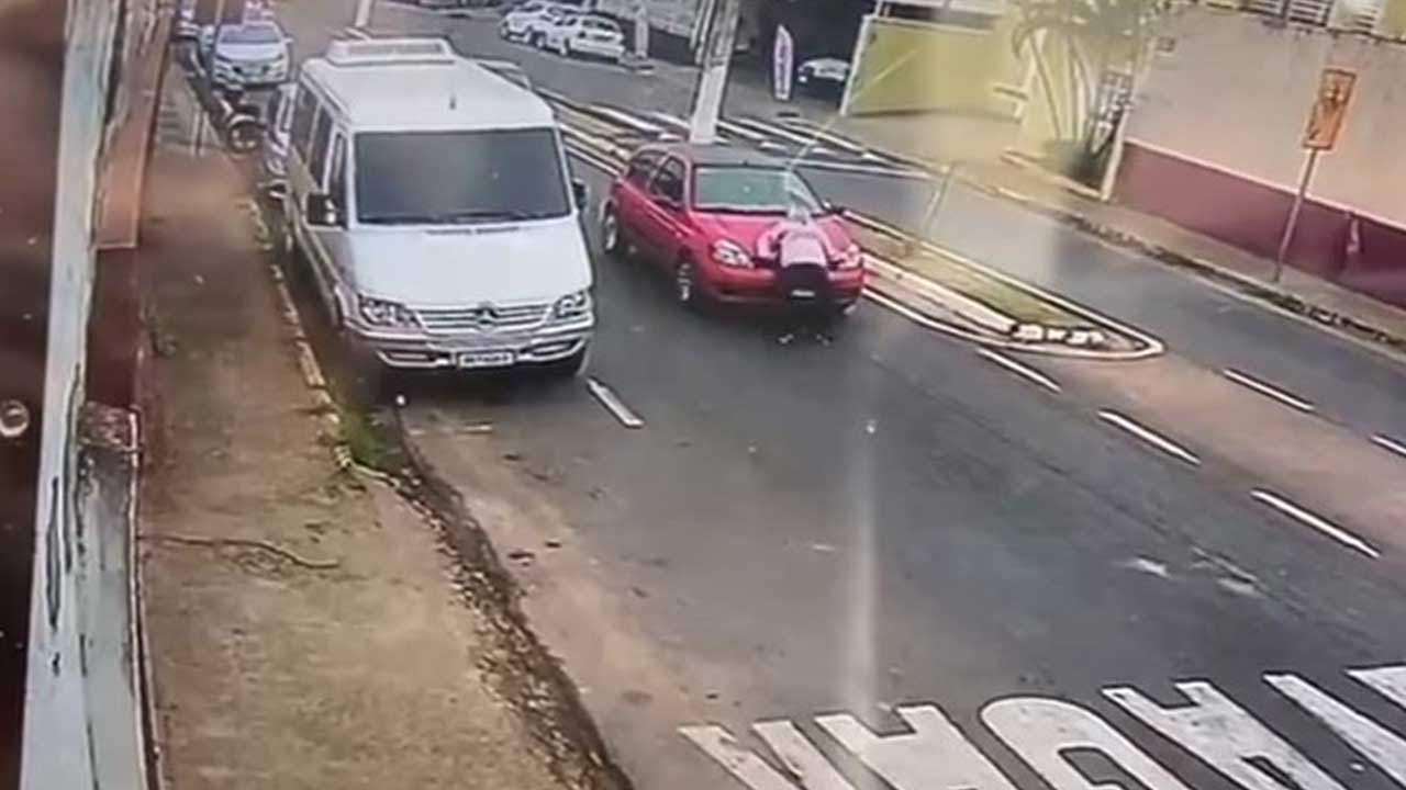 Mulher é flagrada enquanto tenta fingir atropelamento em Minas Gerais; veja o vídeo