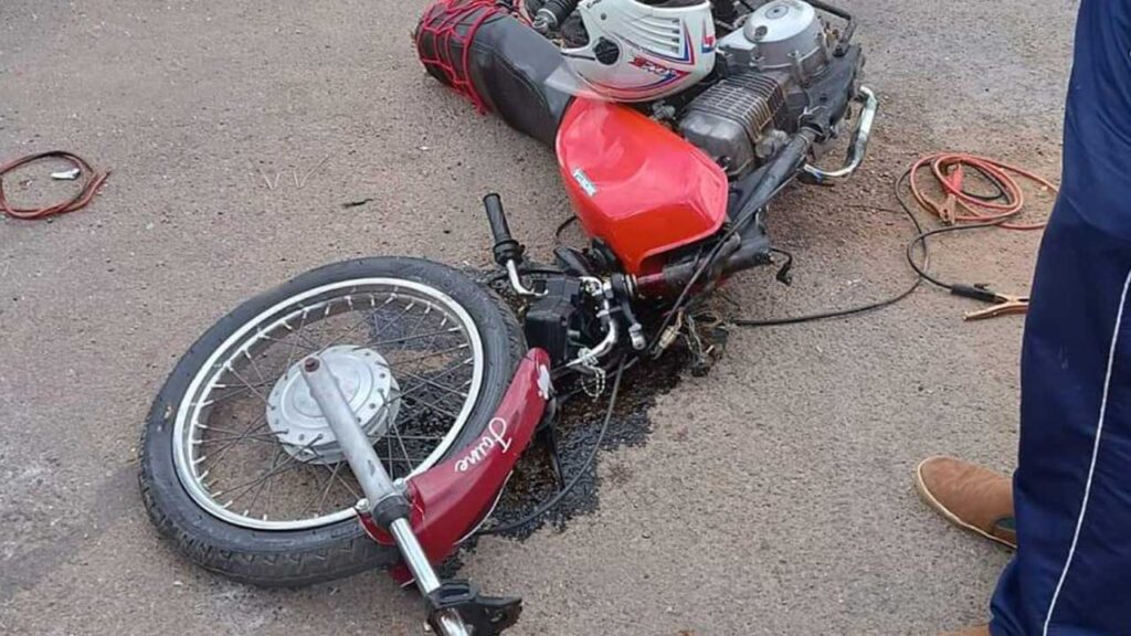 Motociclista fica ferido após bater violentamente em carro na COHAB em João Pinheiro