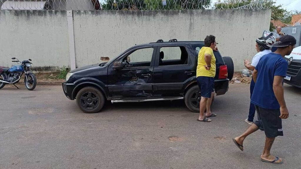 Motociclista fica ferido após bater violentamente em carro na COHAB em João Pinheiro