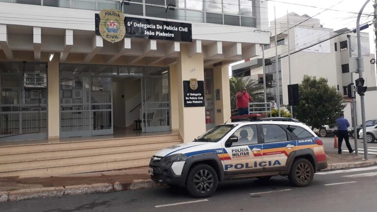 Homem derruba portão de casa, agride a esposa e foge antes da chegada da Polícia em João Pinheiro