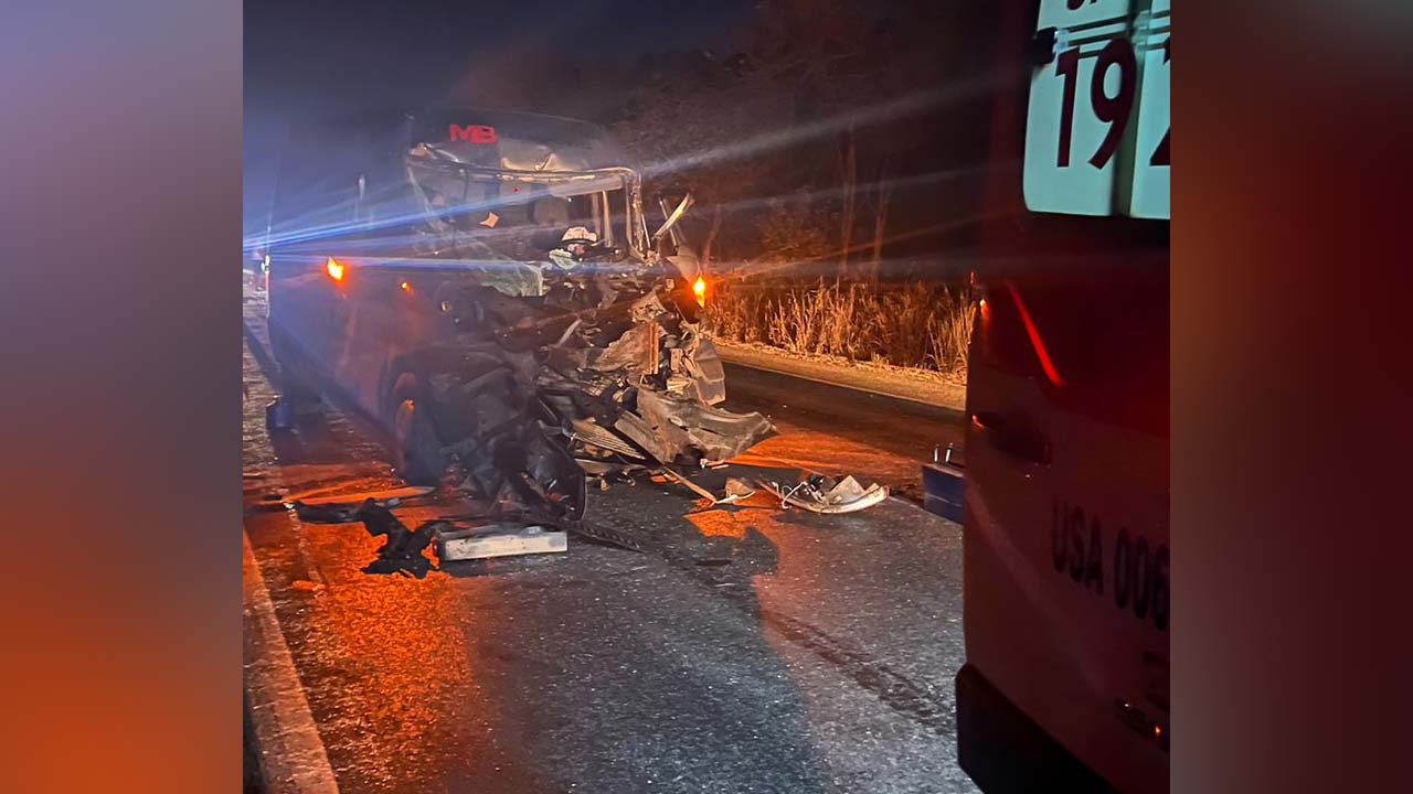 Motorista de van bate na traseira de carreta e escapa ileso na BR-040, em Lagoa Grande