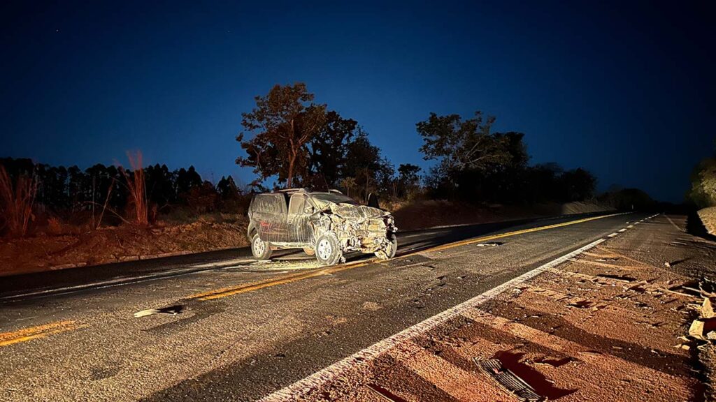 Pinheirense fica presa às ferragens e morre na hora em gravíssimo acidente na BR-040, em João Pinheiro