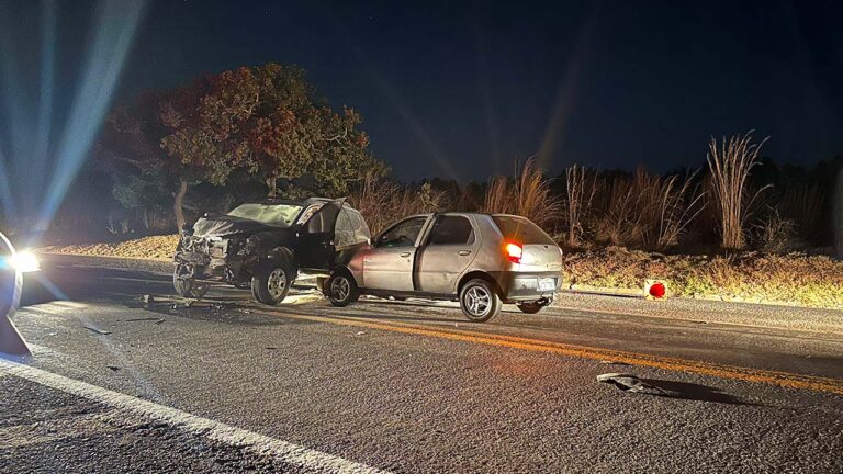 Motorista não vê sinalização e bate em carro envolvido em acidente fatal na BR-040 em João Pinheiro