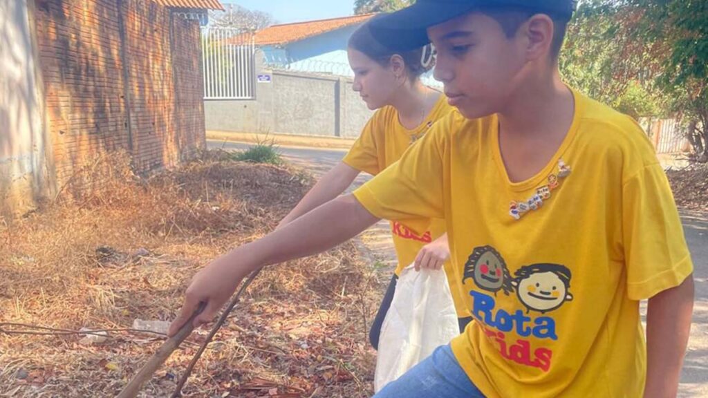 Rotary Participação retira cerca de 100 sacos de lixo em ação de limpeza no Capão da Água Limpa em João Pinheiro