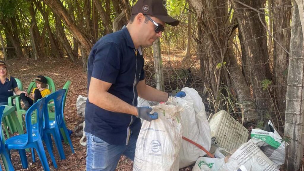 Rotary Participação retira cerca de 100 sacos de lixo em ação de limpeza no Capão da Água Limpa em João Pinheiro