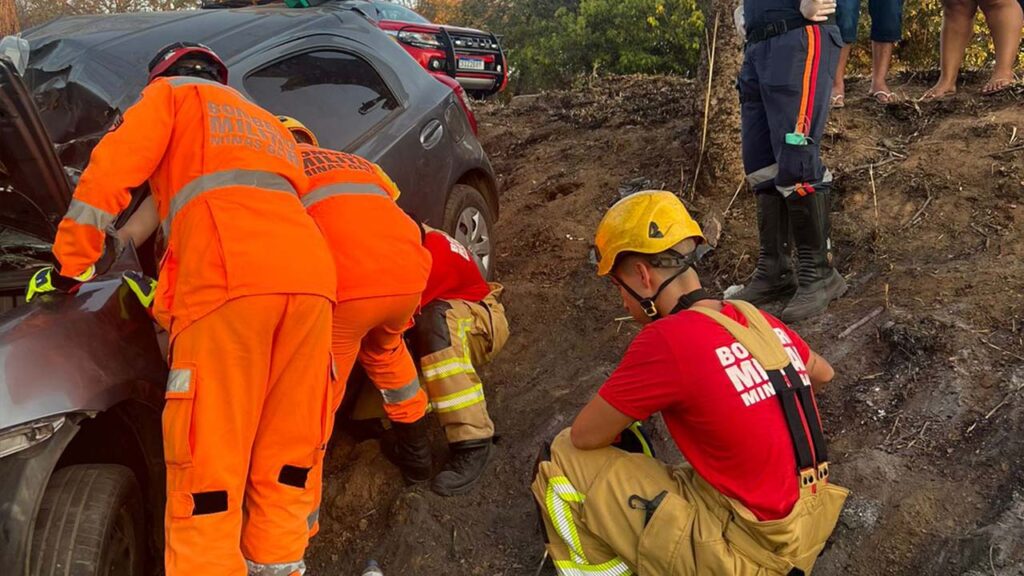 Motorista sai de pista e fica presa nas ferragens na BR-040, próximo à ponte do Rio da Prata, em João Pinheiro