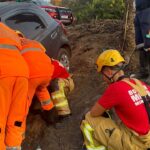 Motorista sai de pista e fica presa nas ferragens na BR-040, próximo à ponte do Rio da Prata, em João Pinheiro