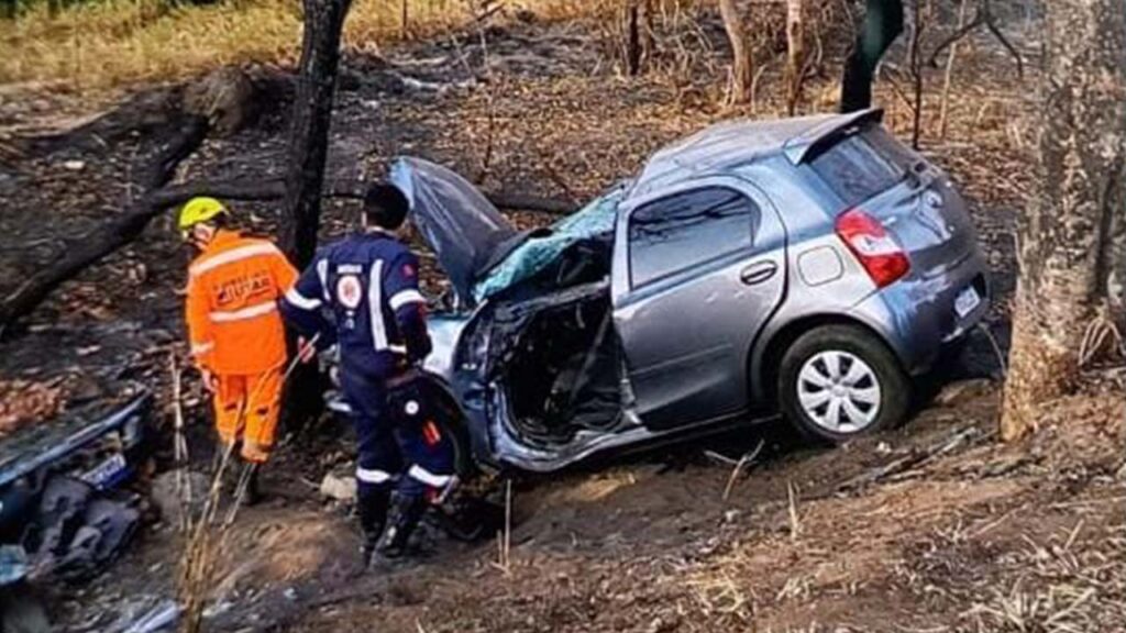 Motorista sai de pista e fica presa nas ferragens na BR-040, próximo à ponte do Rio da Prata, em João Pinheiro