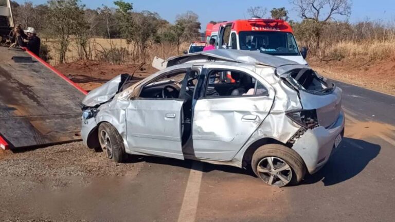 Mulher de 28 anos fica ferida após capotar carro diversas vezes na MG-410 em Presidente Olegário