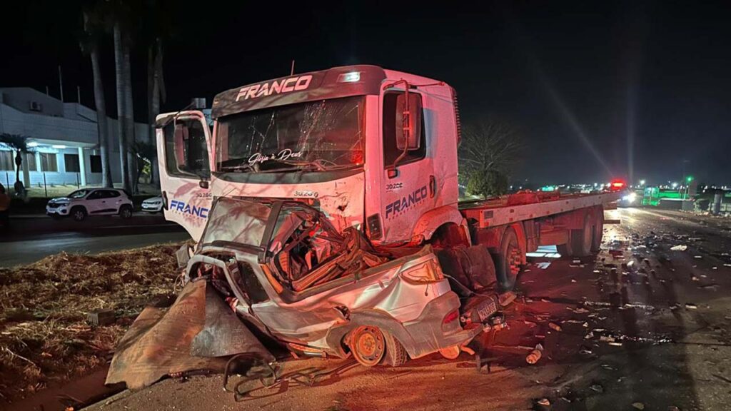 Jovem morre em acidente grave na BR-365 em Patos de Minas ao colidir com caminhão guincho de João Pinheiro