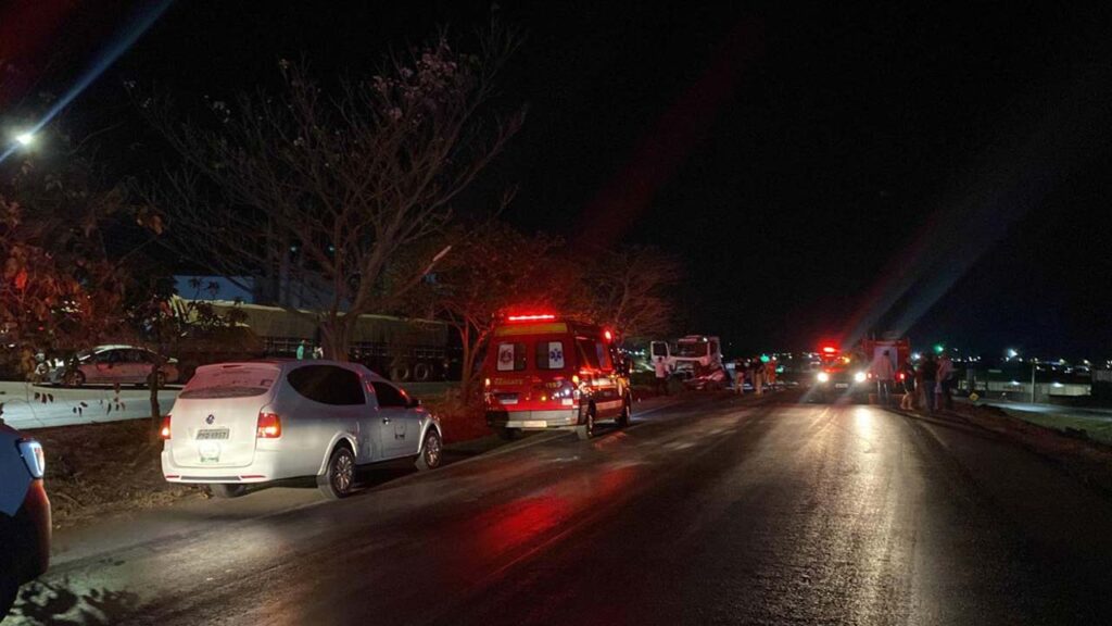 Jovem morre em acidente grave na BR-365 em Patos de Minas ao colidir com caminhão guincho de João Pinheiro