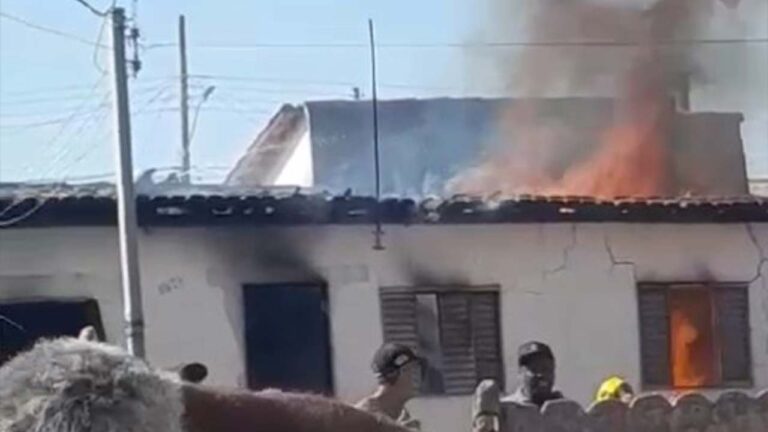 Incêndio destrói casa no bairro Itaipu e deixa uma criança ferida em João Pinheiro