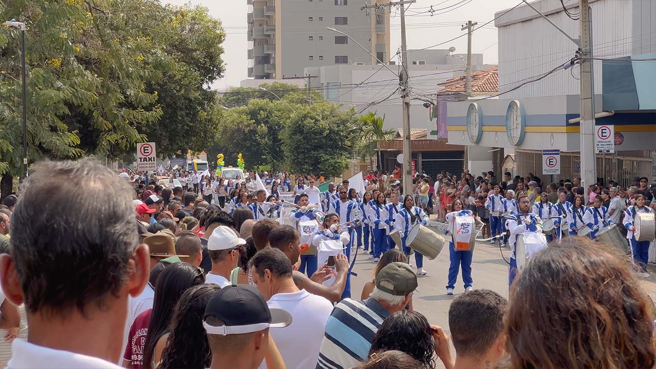 Desfile cívico de João Pinheiro marca 7 de setembro com 30 pelotões e grande participação popular